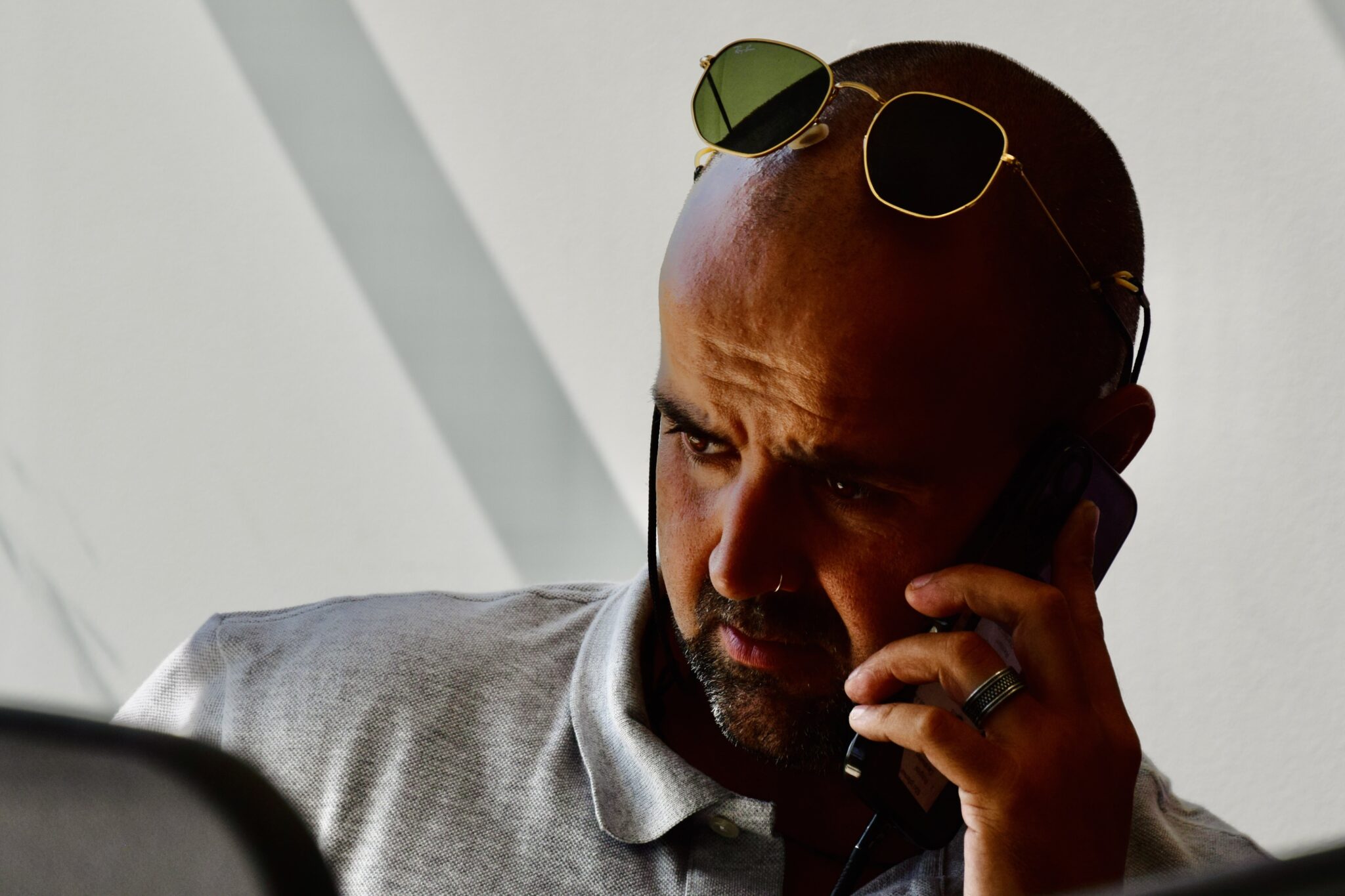 Een collega van LT Business Advisors in gesprek met een prospect